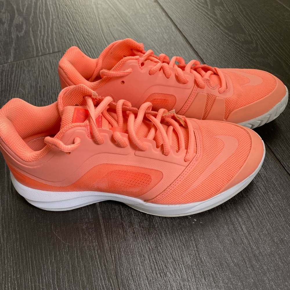Women’s Nike tennis shoes 6.5